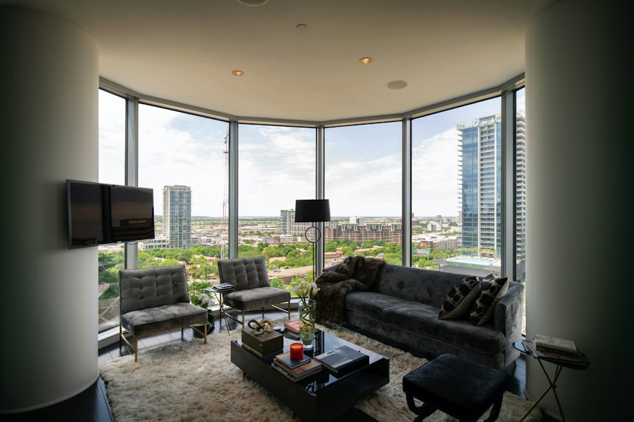 Living de un departamento con ventanales y vista a la ciudad